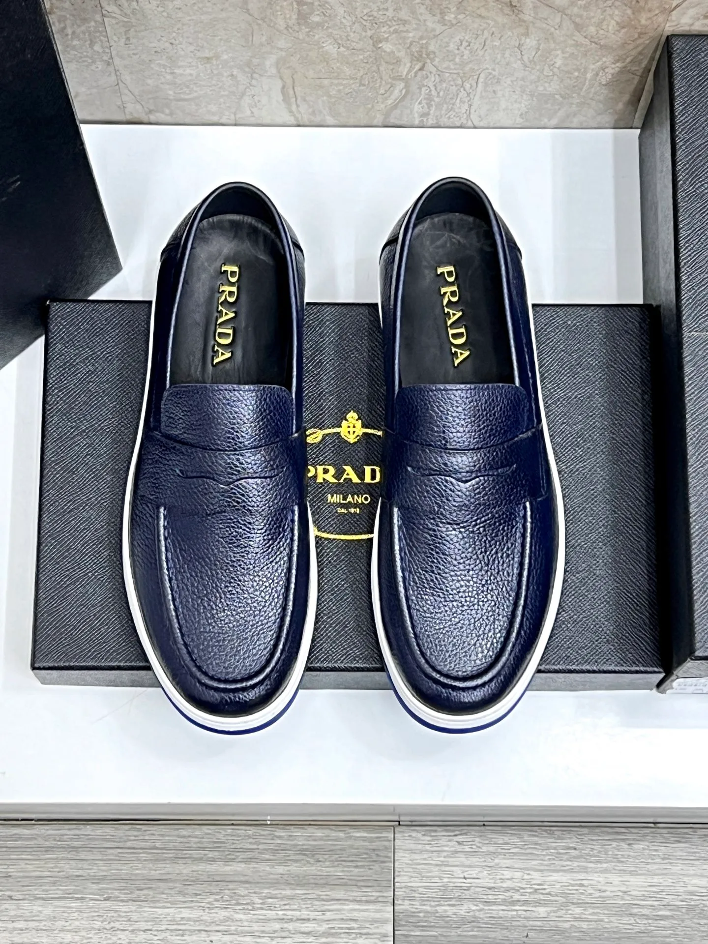 💰620 Prada classic men’s lace-up casual shoes｜Imported cowhide upper｜Layered stitching design on the upper Lightweight and breathable｜Soft and comfortable｜PRADA letters on the side｜Distinctive sporty style Showing the brand style｜Lightweight embossed rubber sole｜With cowhide foot pad lining｜Excellent foot feel Fashionable and elegant｜Size: 38-44 (customized at 45)